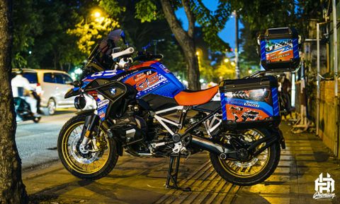 BMW GS R1250 tem trùm xanh dương và cam độc đáo