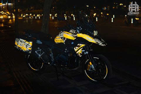 BMW R1250 GS lên tem trùm phản quang phát sáng trong đêm