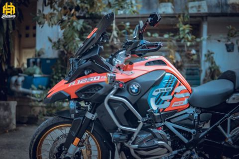 BMW R1250 GS dán tem trùm tông màu cam xanh tương phản độc đáo
