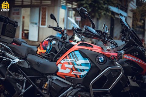 BMW R1250 GS dán tem trùm tông màu cam xanh tương phản độc đáo