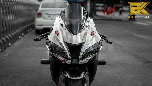 tem Kawasaki ZX10R