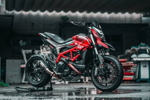 Ducati Hypermotard 939 tem độ màu đỏ chụp hình dưới trời mưa cực nét