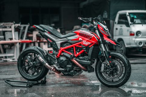 Ducati Hypermotard 939 tem độ màu đỏ chụp hình dưới trời mưa cực nét