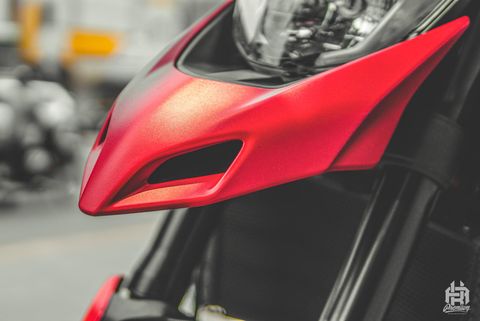 Ducati-Hypermotard-950-tem-độ-trắng-ngọc-trai-đỏ-hồng