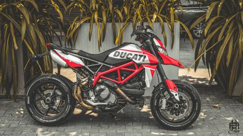 Ducati-Hypermotard-950-tem-độ-trắng-ngọc-trai-đỏ-hồng