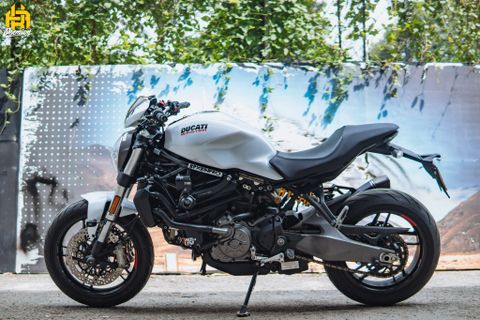 Ducati Monster 821 Đổi Màu Trắng ngọc trai bóng bẩy