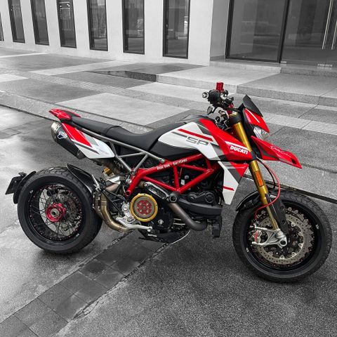 Ducati Hypermotard 950 lên tem trắng ngọc trai kết hợp đỏ Derek