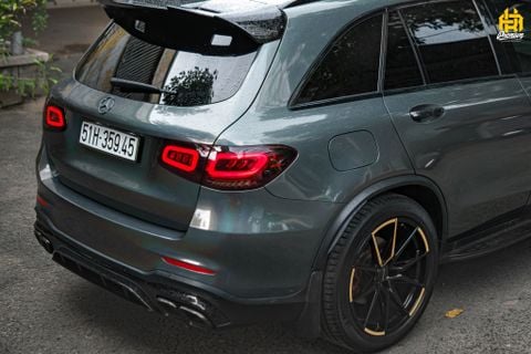 GLC 63 dán đổi màu lạ với tông màu trầm và hiệu ứng Glossy Grey lazer đẹp sang trọng tinh tế.
