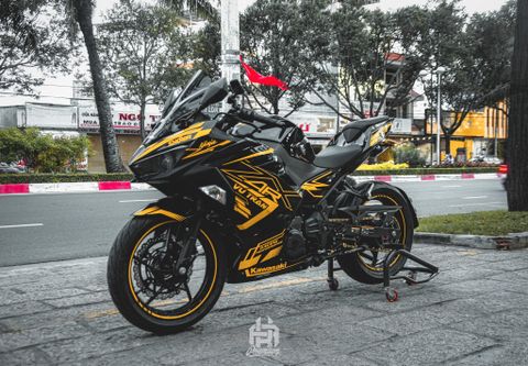 Kawasaki Ninja 400 Độ tem trùm đen vàng thể thao