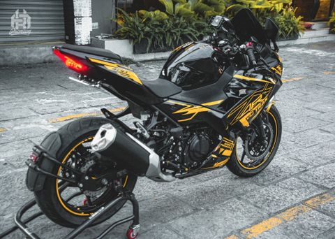Kawasaki Ninja 400 Độ tem trùm đen vàng thể thao