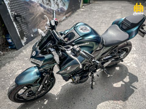 Kawasaki Z900 đổi màu xanh nhũ ánh kim độc lạ tại Tp. HCM