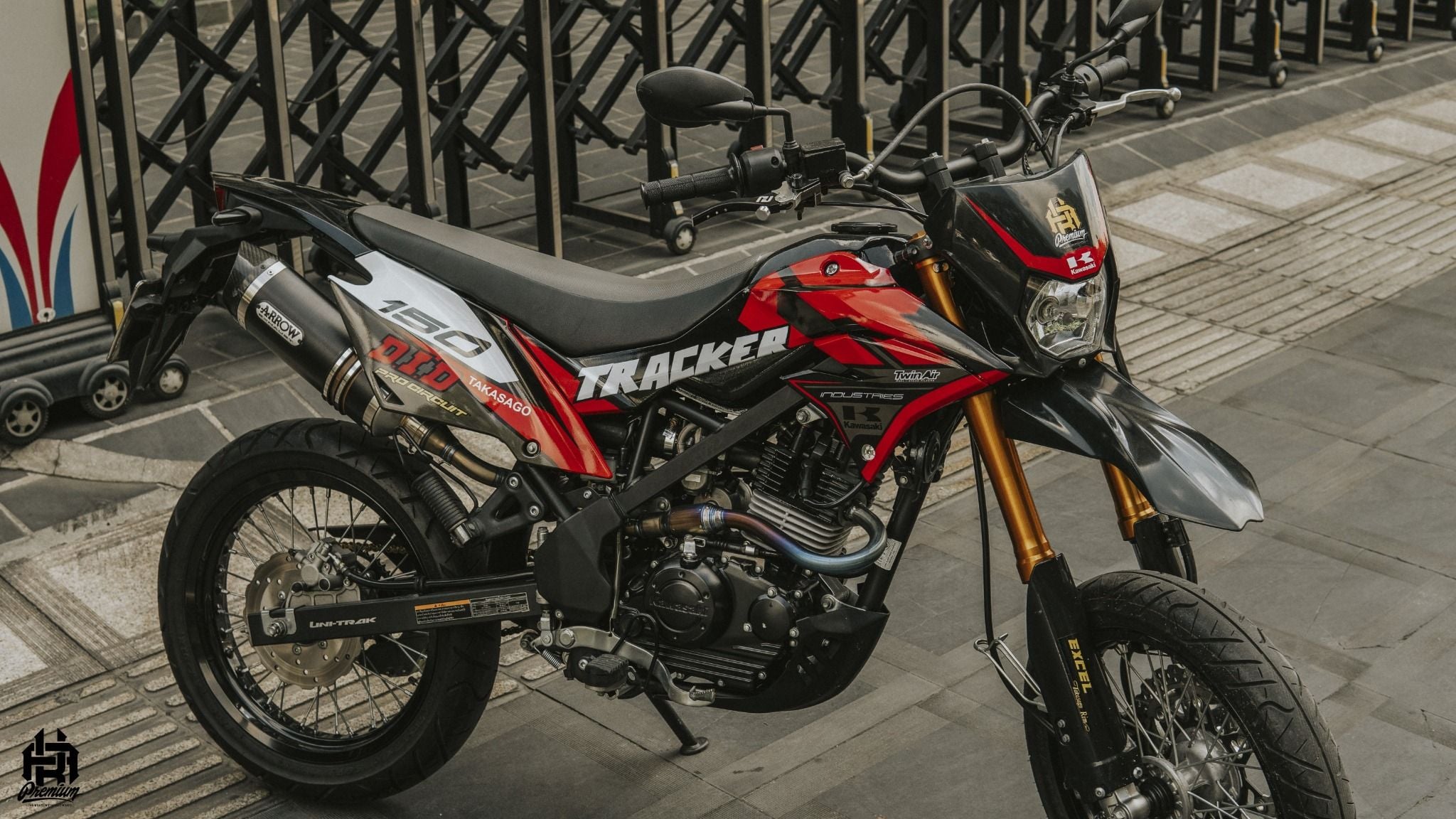  Tem xe Kawasaki D Tracker 150 - 002 