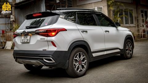 Xe KIA Seltos dán đổi màu trắng ngọc trai