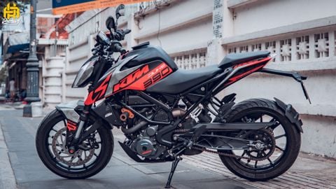 KTM Duke 390 lên bộ tem trùm phong cách thể thao hiện đại