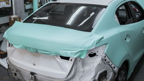 Mazda 2 đổi màu xanh ngọc bích mờ trông cực dễ thương