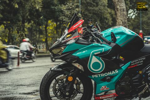 ninja 400 lên tem phong cách petronas