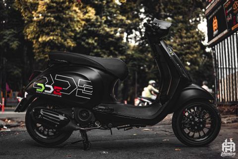 Vespa Sprint đổi màu Đen mờ cao cấp kết hợp với bộ tem DDE cực chất tại AK Premium