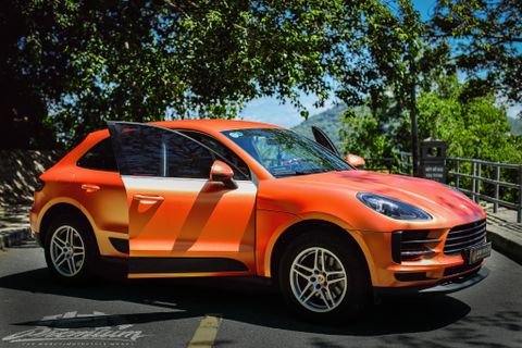 Porsche Macan wrap đổi màu cam nhũ ánh kim nổi bật
