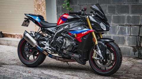 S1000R wrap tem trùm với tone màu chủ đạo của BMW