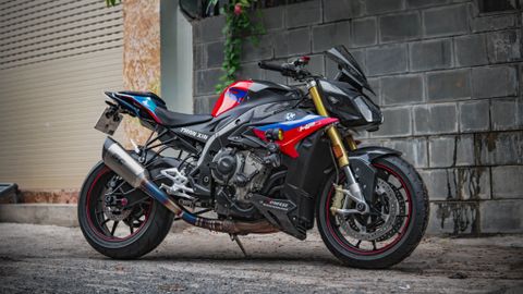 S1000R wrap tem trùm với tone màu chủ đạo của BMW