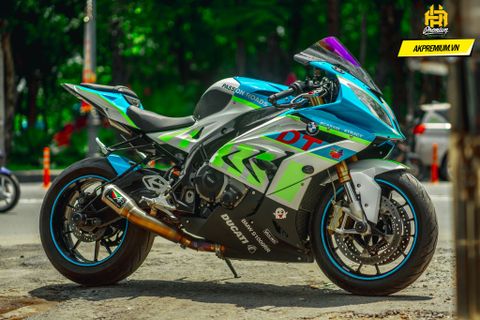 BMW S1000RR Trong bộ tem xanh ngọc bích