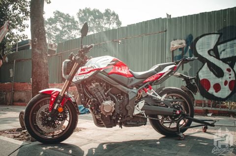 Honda CB650R lên tem đỏ trắng