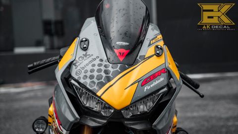 Chiếc Honda CBR 1000RR SP1 lên tem ghép cực gắt