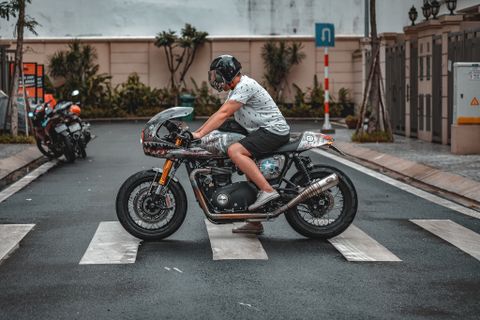 Tem xe Triumph Thruxton 1200 cá mập cực chất