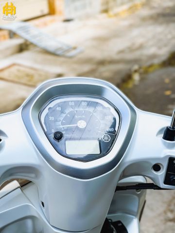 Tem xe Yamaha Grande trắng ngọc trai