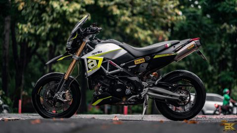 Aprilia Dorsoduro lên màu trắng ngọc trai siêu đẹp