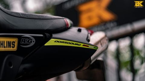 Aprilia Dorsoduro lên màu trắng ngọc trai siêu đẹp