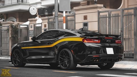 Tem xe Chevrolet Camaro đen bóng