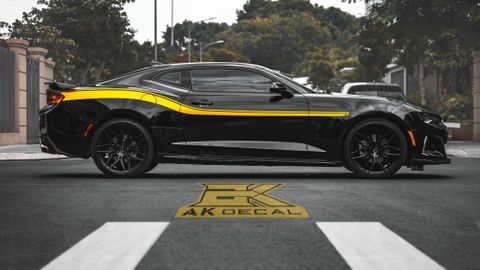 Tem xe Chevrolet Camaro đen bóng