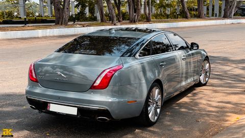 Jaguar XJL dán đổi màu xi măng