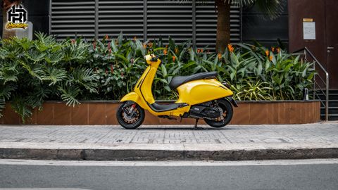 Vespa Sprint dán màu decal cao cấp nhập khẩu vàng nhũ ánh kim cực đẹp.