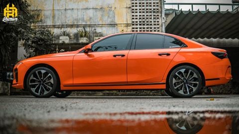 Vinfast Lux A được dán đổi màu Cam Candy