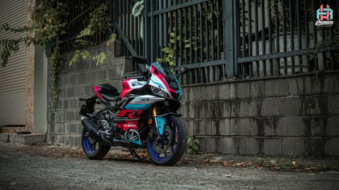 Yamaha R3 dán tem trùm 3 màu phong cách Tri-Color cực ngầu