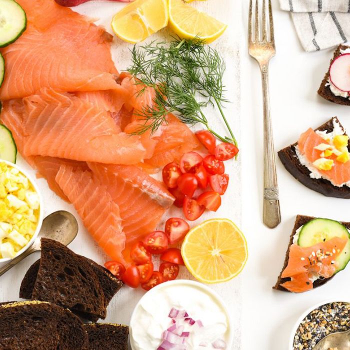 Homesmoked salmon, sour cream, horseradish, red onions, capers (300g