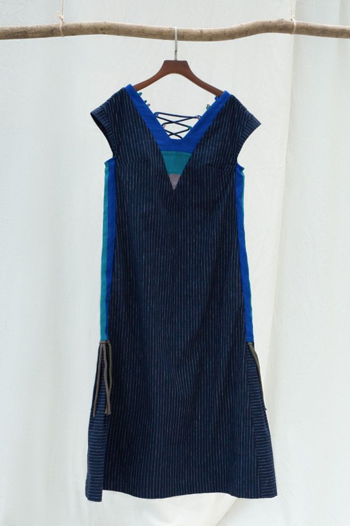 Váy midi cổ V kẻ sọc - Linen