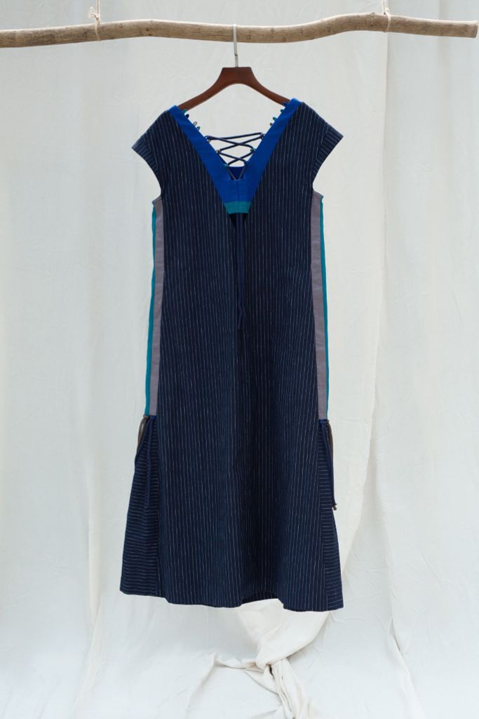 Váy midi cổ V kẻ sọc - Linen