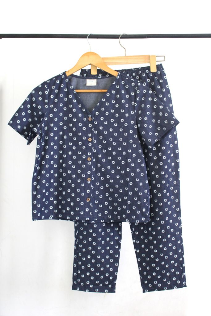 Đồ bộ dài có tay thiết kế cổ V nút dọc hoa cúc