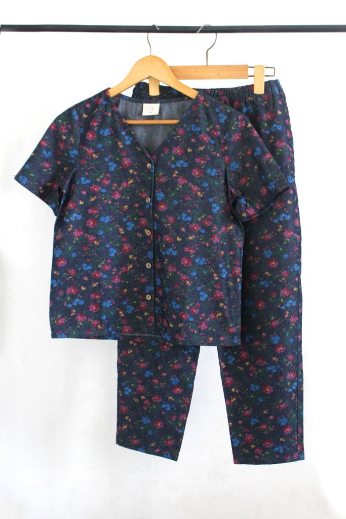 Đồ bộ dài có tay thiết kế cổ V nút dọc hoa sam