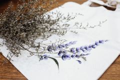 Túi họa tiết hoa cỏ may tím