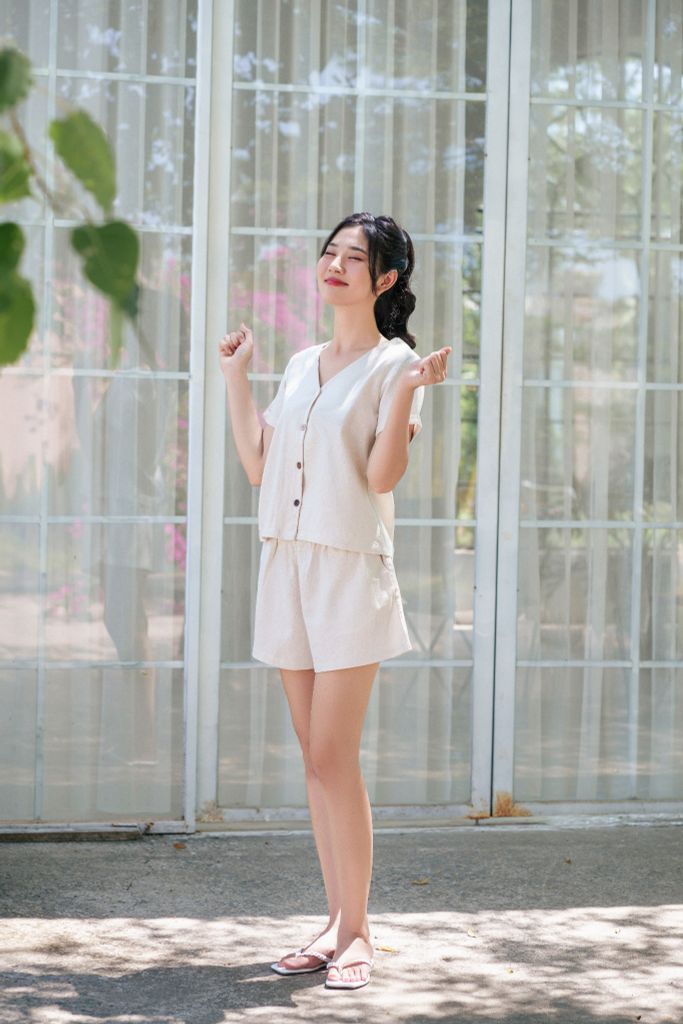 Đồ bộ đùi có tay nút nhiều màu trắng kem