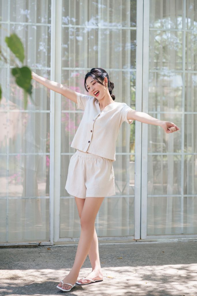 Đồ bộ đùi có tay nút nhiều màu trắng kem