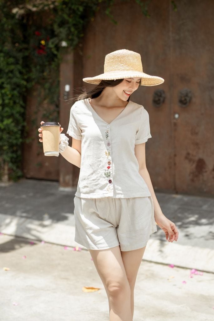 Đồ bộ đùi có tay nút nhiều màu trắng kem thêu hoa