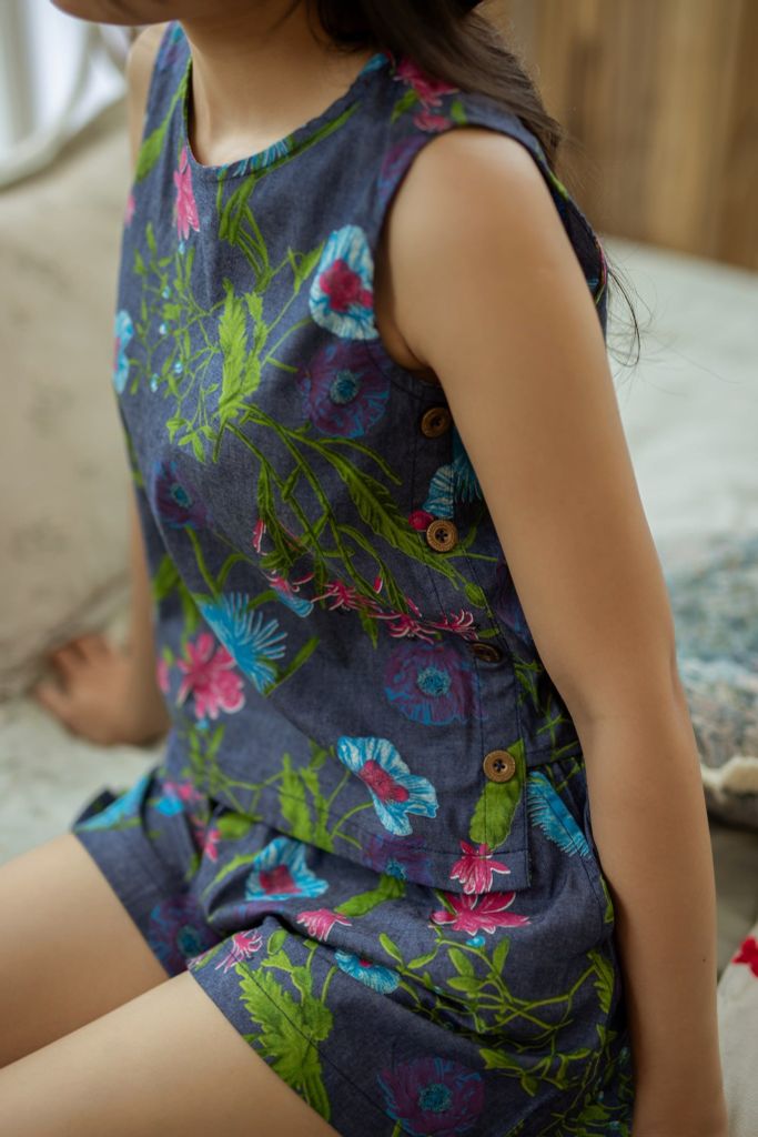 Đồ bộ đùi không tay nút bên hông hoa mẫu đơn