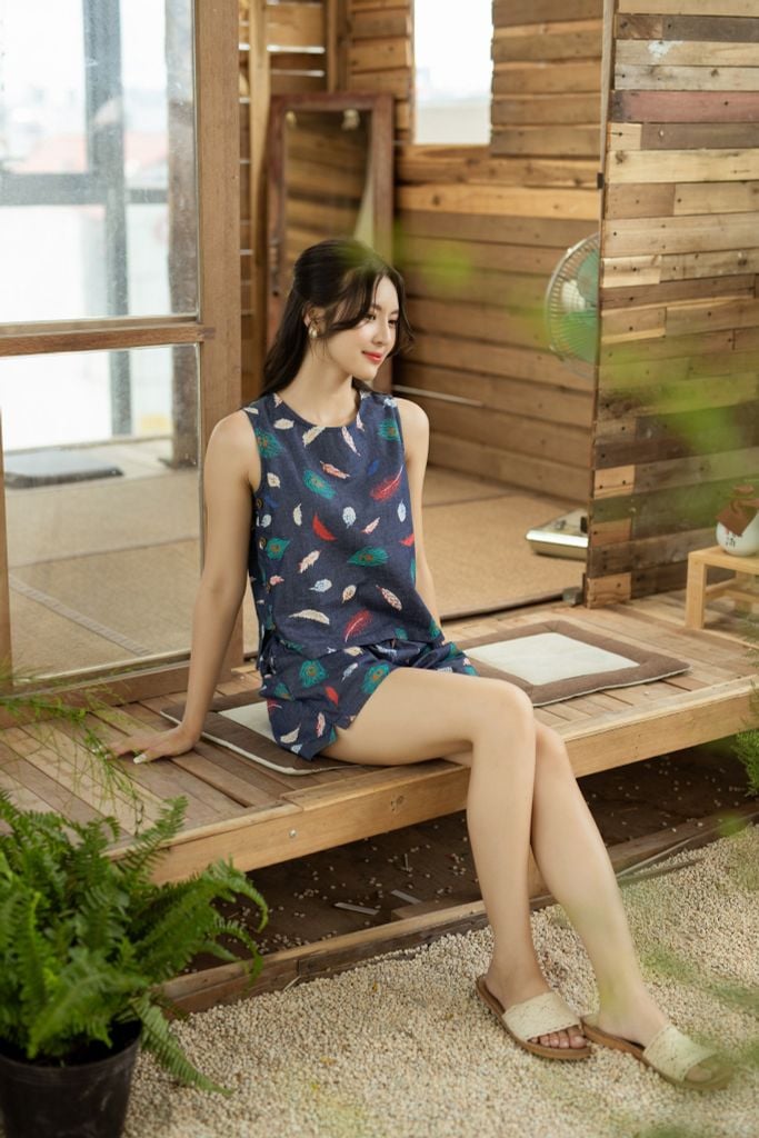 Đồ bộ đùi không tay nút bên hông lông công