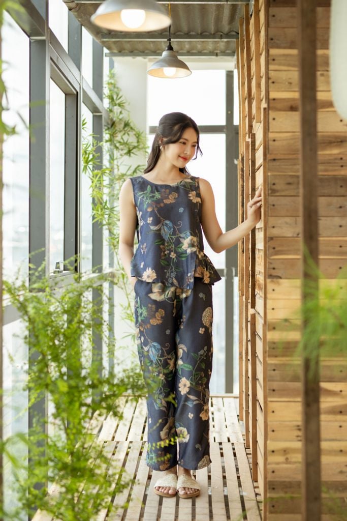 Đồ bộ dài không tay thiết kế vạt xéo hoa lan