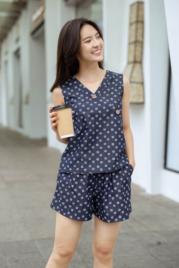 Đồ bộ đùi thiết kế nút chéo hoa cúc